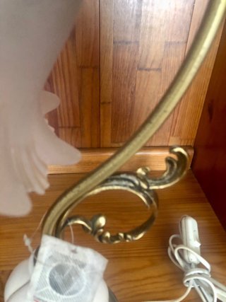 Lámpara de mesa dorada y blanca