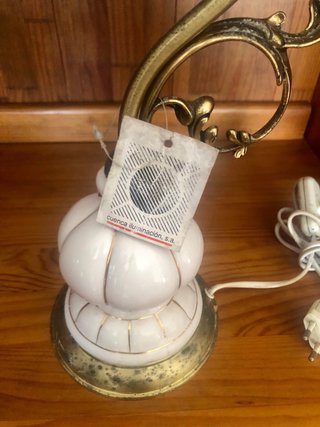 Lámpara de mesa dorada y blanca