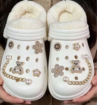Pantuflas blancas con forro de peluche y adornos