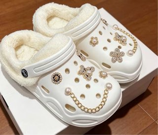 Pantuflas blancas con forro de peluche y adornos
