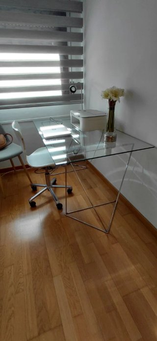 Mesa de cristal con 2 trípodes metálicos
