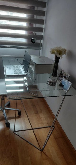 Mesa de cristal con 2 trípodes metálicos