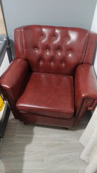 Sillones antiguos y sofá.