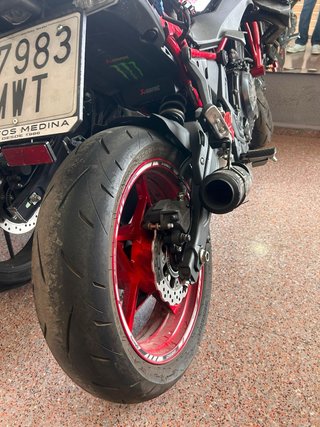Kawasaki Z650 Negra y Roja
