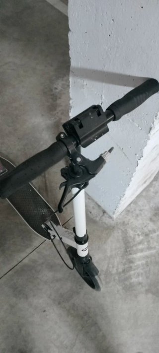 Patinete con freno de mano y pata