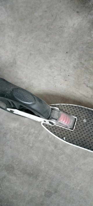 Patinete con freno de mano y pata