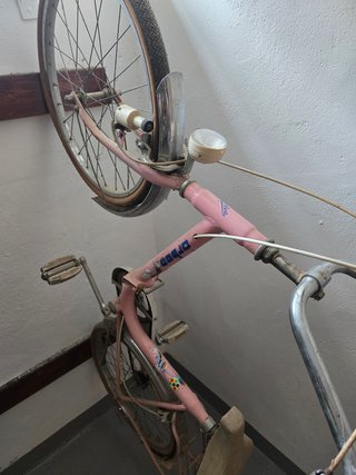 Bicicleta rosa antigua