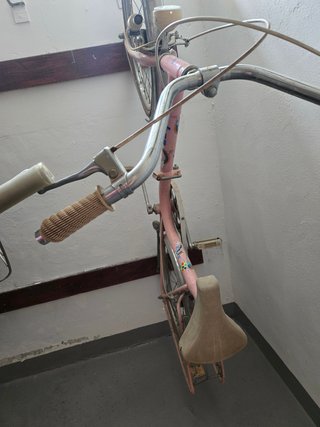 Bicicleta rosa antigua