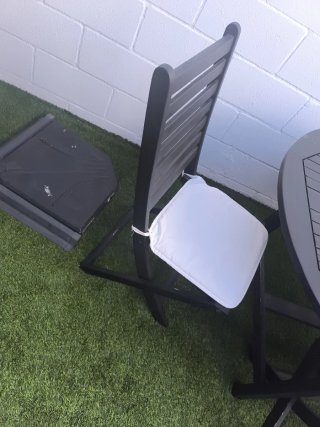 Mesa de jardín negra con 4 sillas