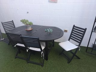 Mesa de jardín negra con 4 sillas