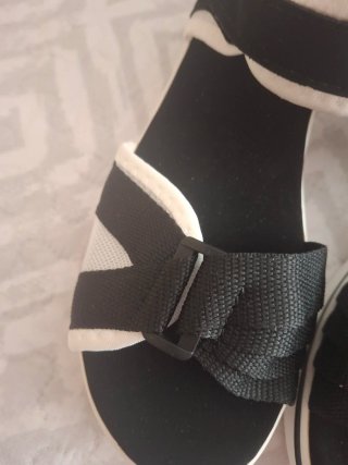 Sandalias negras y blancas talla 38