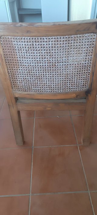 Sillón de madera con ratán