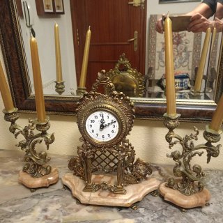 Reloj y candelabros antiguos dorados