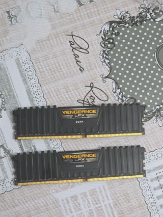 Corsair Vengeance LPX DDR4 RAM (2x8GB)