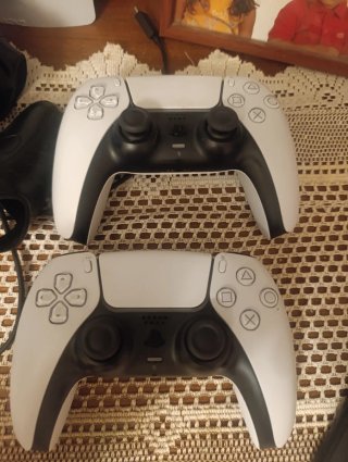 Consola PS5 con 3 juegos y dos mandos con 8 meses