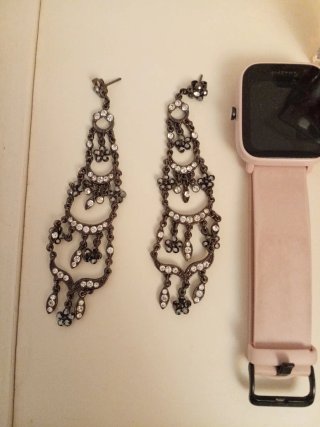 Pendientes largos plateados y negros, 20 años