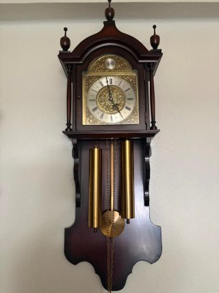 Reloj de pared de madera y latón