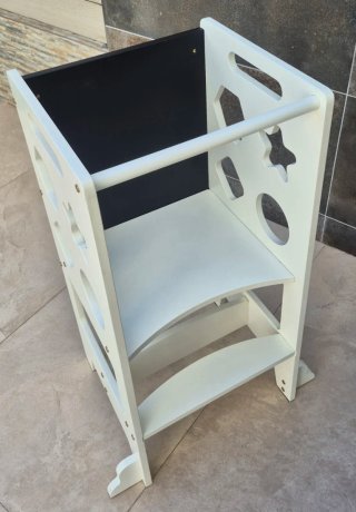 Torre di apprendimento Montessori con tavolo e lavagna