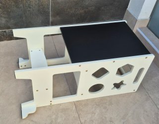 Torre di apprendimento Montessori con tavolo e lavagna