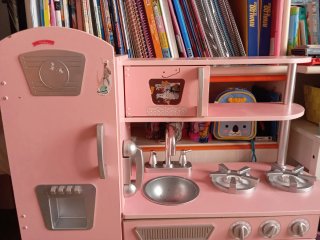 Cocinita de madera rosa