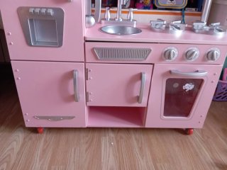 Cocinita de madera rosa