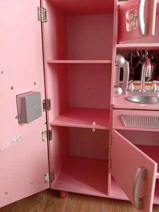Cocinita de madera rosa