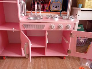 Cocinita de madera rosa