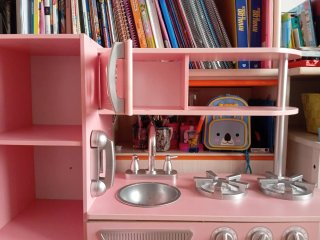 Cocinita de madera rosa