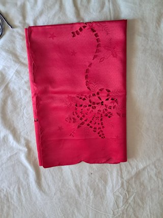 Centrotavola rosso con ricami