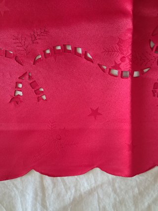 Centrotavola rosso con ricami