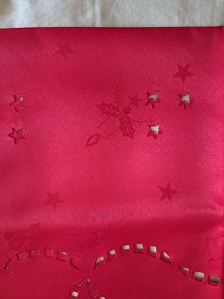 Centrotavola rosso con ricami