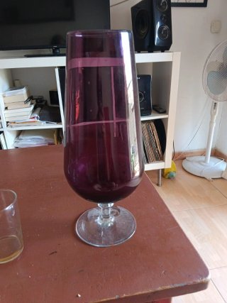 Jarrón de cristal morado