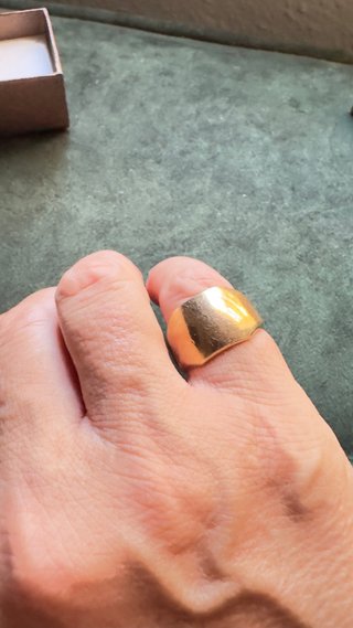 Anillo vintage ancho dorado con sello JS (siglo XX