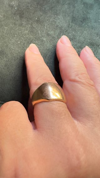 Anillo vintage ancho dorado con sello JS (siglo XX