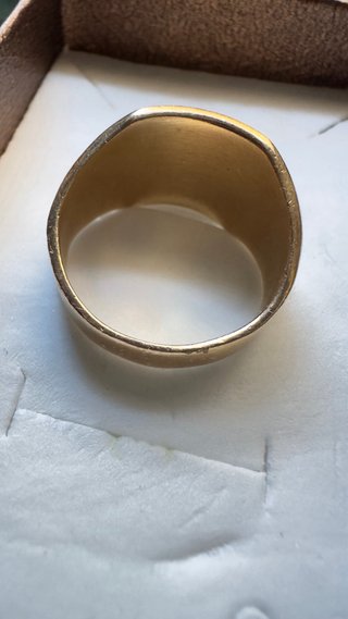 Anillo vintage ancho dorado con sello JS (siglo XX