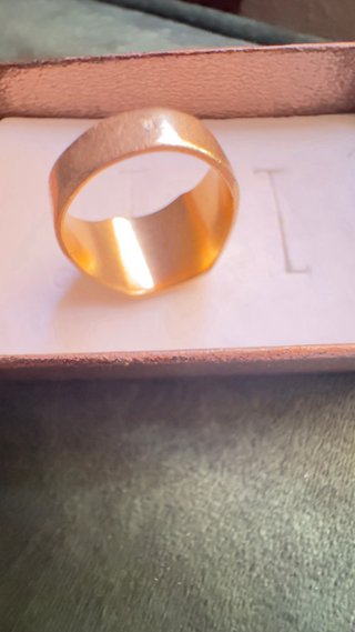 Anillo vintage ancho dorado con sello JS (siglo XX