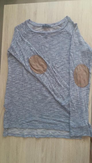 Jersey azul con parches en codos