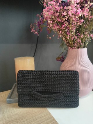 Bolso marrón tejido con cadena plateada