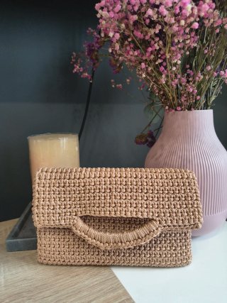 Bolso marrón tejido con cadena plateada