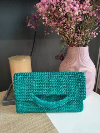 Bolso marrón tejido con cadena plateada