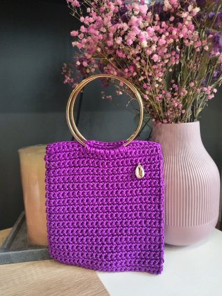 Bolso marrón tejido con cadena plateada