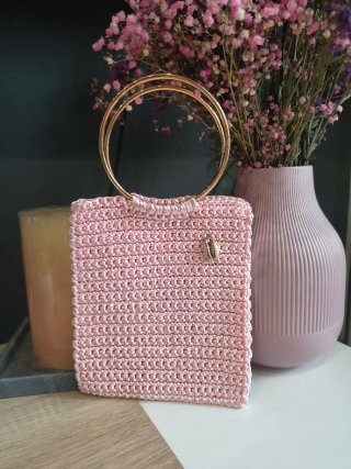 Bolso marrón tejido con cadena plateada