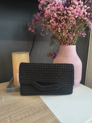 Bolso marrón tejido con cadena plateada