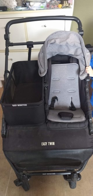 Carro gemelar con capazo y maxicosi