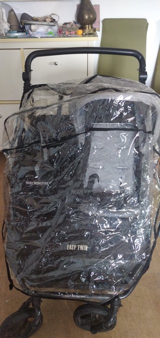 Carro gemelar con capazo y maxicosi