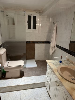 SE ALQUILA  AMPLIA HABITACIÓN PARA PAREJA O 2 PER