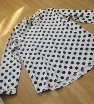 Blusa de lunares blanca y negra