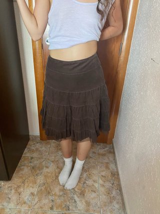 Falda de pana marrón con volantes