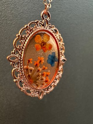 Collana con fiori secchi dorata