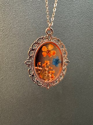 Collana con fiori secchi dorata